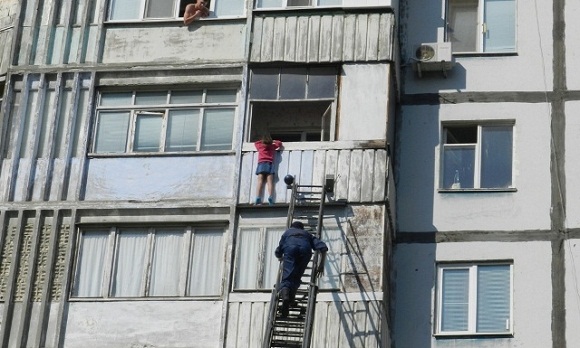 В Златоусте 3-летняя девочка повисла на внешней стороне балкона многоэтажки